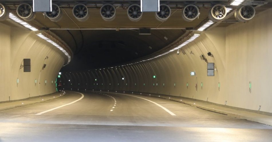 zdjęcie: W sobotę otwarcie tunelu w ciągu zakopianki; budowa trwała 5 lat i 7 miesięcy / fot. PAP