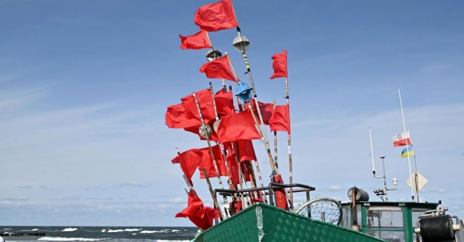 zdjęcie: Ostrzeżenie przed silnym wiatrem nad morzem / fot. PAP