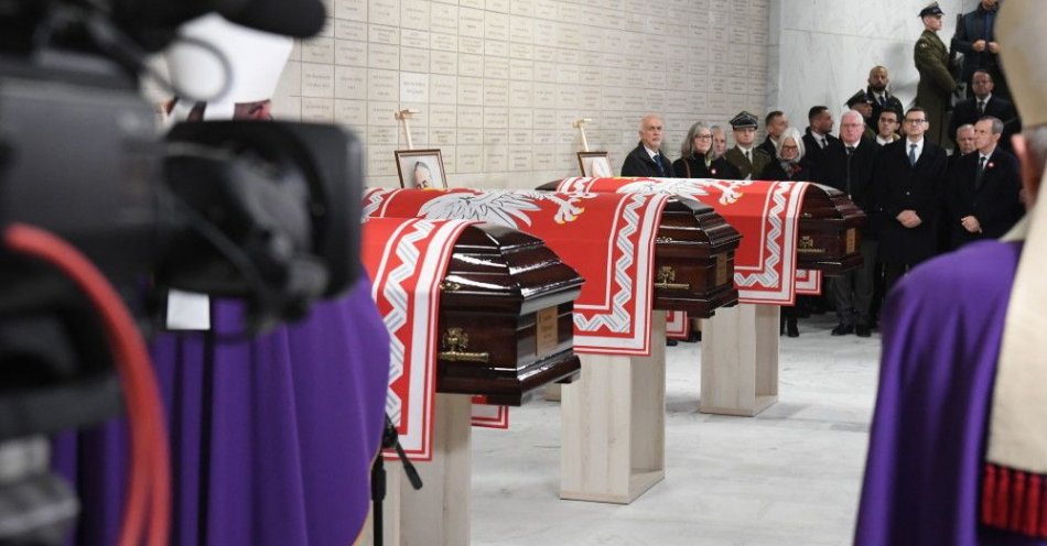 zdjęcie: Prochy prezydentów RP na uchodźstwie złożono do sarkofagów w Świątyni Opatrzności Bożej / fot. PAP