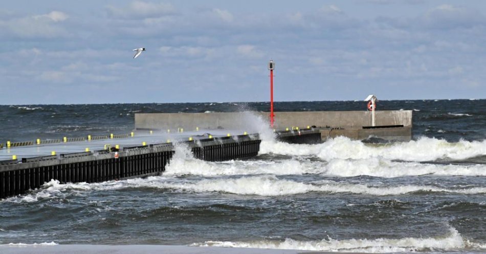 zdjęcie: Dryfujące zwłoki wyciągnięto z Bałtyku na wysokości Mrzeżyna / fot. PAP