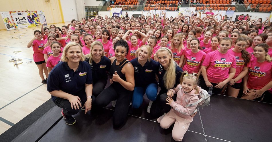 zdjęcie: Blisko 500 dziewczynek spotkało się i trenowało z medalistkami olimpijskimi w Katowicach / fot. Rafał Oleksiewicz