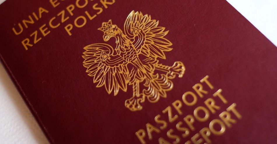 zdjęcie: W urzędach rusza elektroniczne wydawanie paszportów / fot. PAP