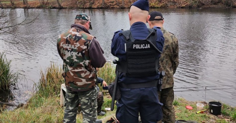 zdjęcie: Wspólny patrol policjantów i Społecznej Straży Rybackiej / fot. KWP w Bydgoszczy