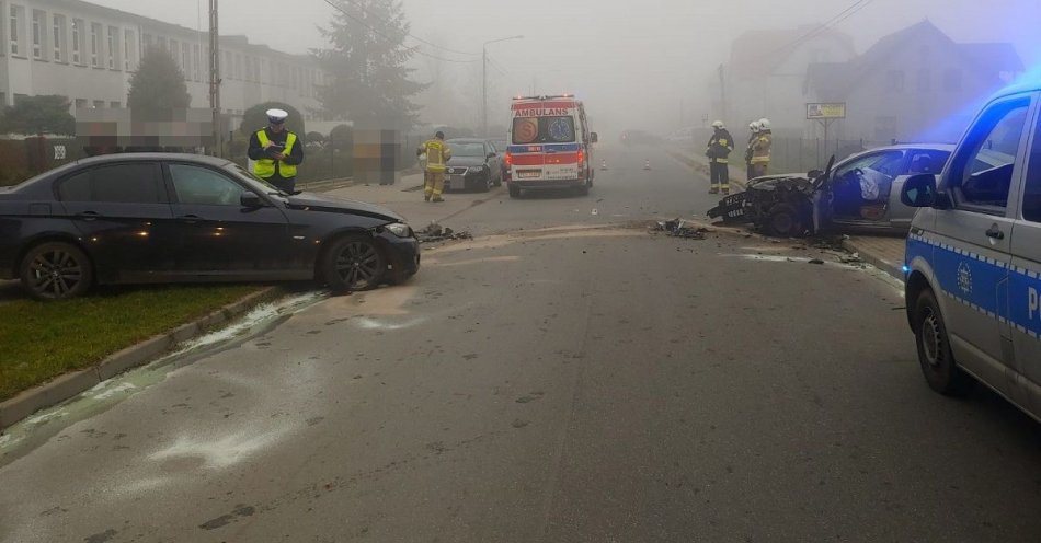 zdjęcie: Czołowe zderzenie pojazdów w rejonie szkoły w Sadkach / fot. KPP w Nakle nad Notecią