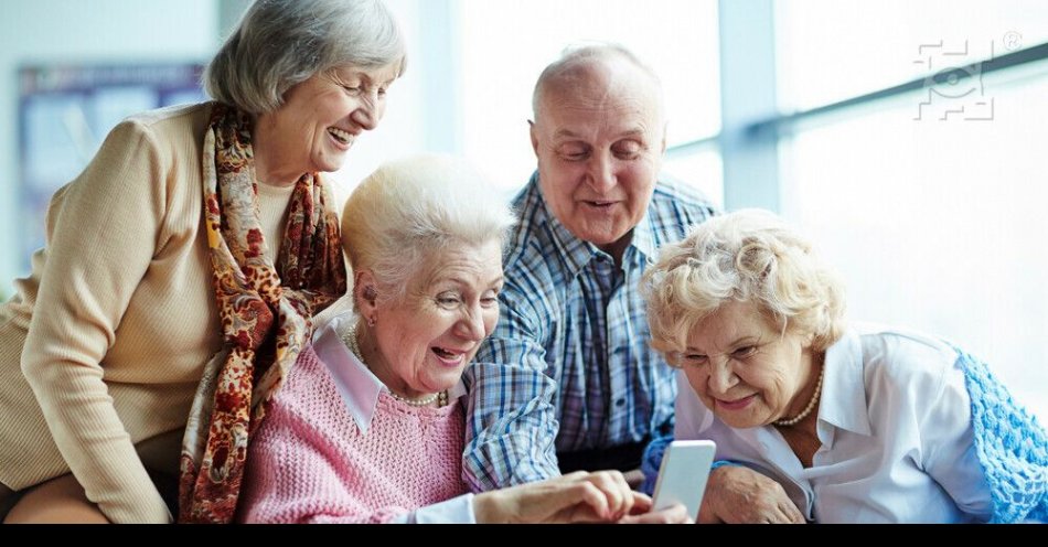 zdjęcie: Jak zadbać o majątek rodziny i firmy w czasie kryzysu? Zapytaj notariusza / fot. UM Lublin / Zdjęcie przedstawia czwórkę uśmiechniętych seniorów -  jednego mężczyznę i trzy kobiety korzystających z telefonu komórkowego.
