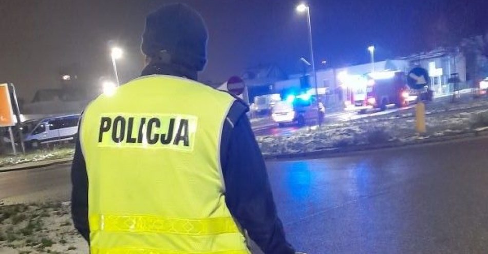 zdjęcie: Policjanci wyjaśniają okoliczności wypadku drogowego, w wyniku którego śmierć poniosła 19-letnia kobieta / fot. KMP w Gdyni