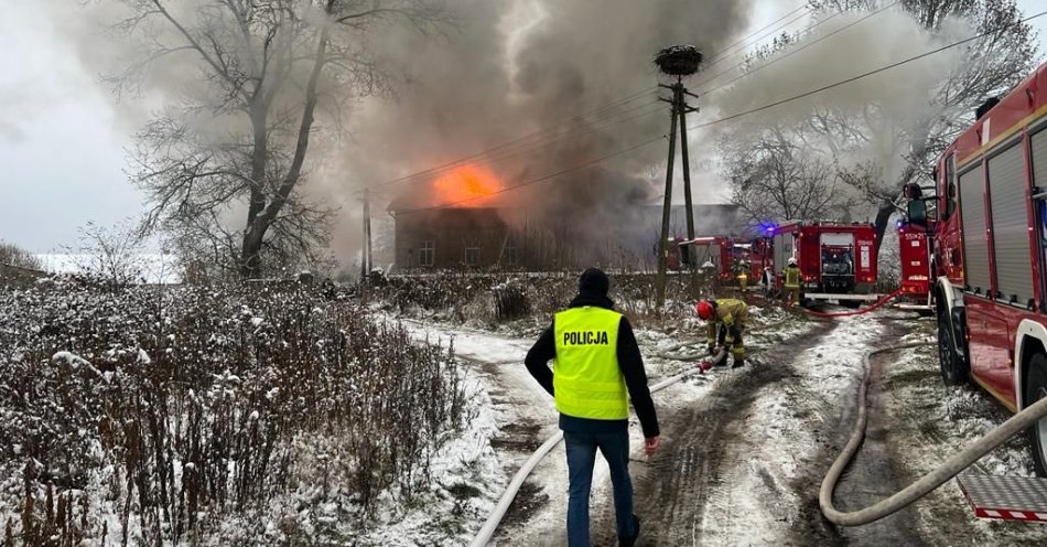 zdjęcie: Policjanci ratowali ludzi z pożaru / fot. KPP w Świdwinie