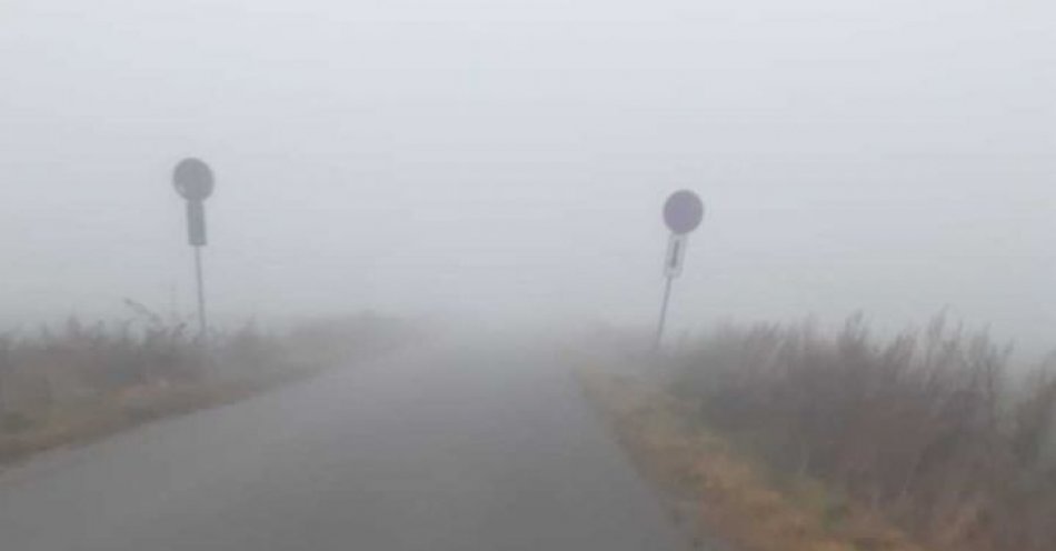 zdjęcie: Uwaga na mgły! Świdniccy policjanci apleują- na drodze zachowaj szczególną ostrożność / fot. KPP w Świdnicy