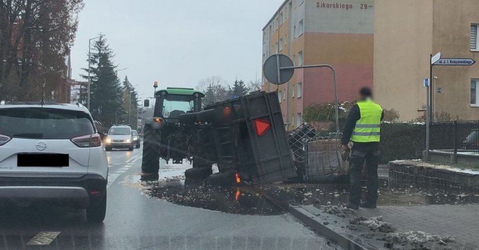 zdjęcie: Przyczepa traktora przewróciła się z ładunkiem na chodnik / fot. KPP w Malborku