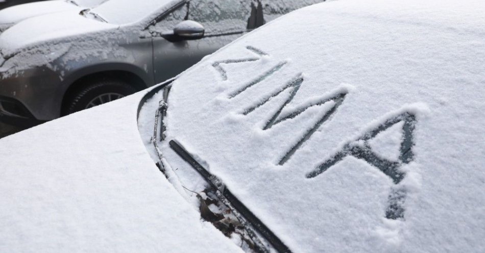 zdjęcie: Atak zimy w większości kraju, za nieodśnieżone auto mandat nawet 3 tys. zł / fot. PAP