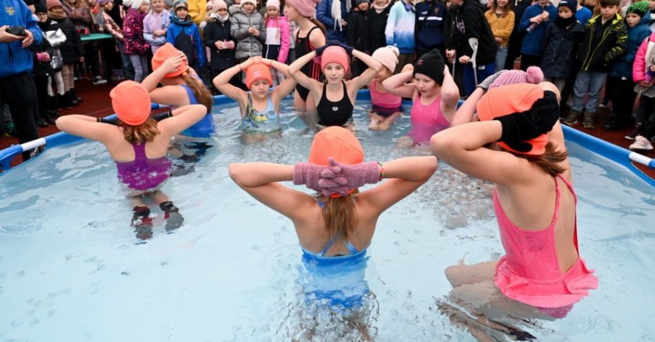 zdjęcie: Uczniowie w Szczecinie morsowali w basenie rozstawionym na boisku szkolnym / fot. PAP