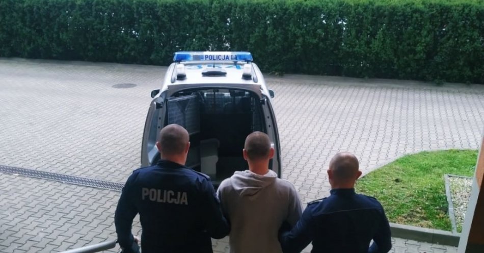 zdjęcie: Duet włamywaczy w rękach policjantów / fot. KPP w Tomaszowie Mazowieckim