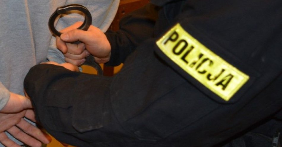 zdjęcie: Zarzuty dla 27-latka za uszkodzenie witryny sklepowej i kradzież z włamaniem / fot. KMP w Gdyni