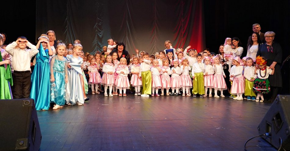 zdjęcie: Premierowy występ przedszkolaków z Bajkowej Dolinki w Pszennie na deskach Świdnickiego teatru / fot. nadesłane
