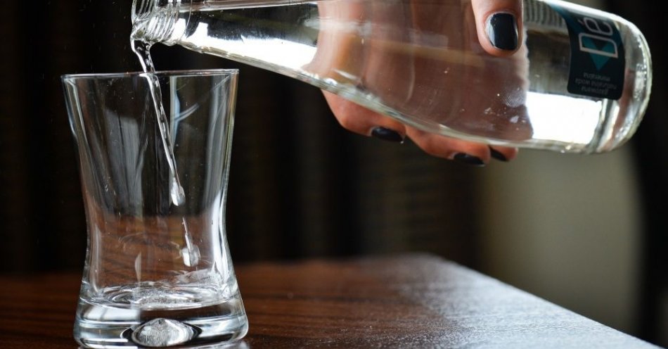 zdjęcie: Potrzeba picia 8 szklanek wody dziennie to mit / fot. PAP