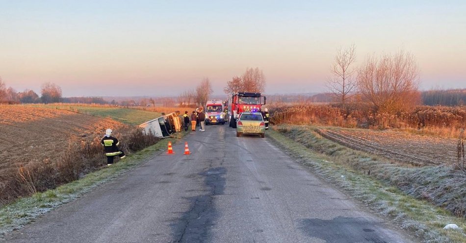 zdjęcie: Poranny wypadek busa w Szynwałdzie / fot. KMP w Tarnowie