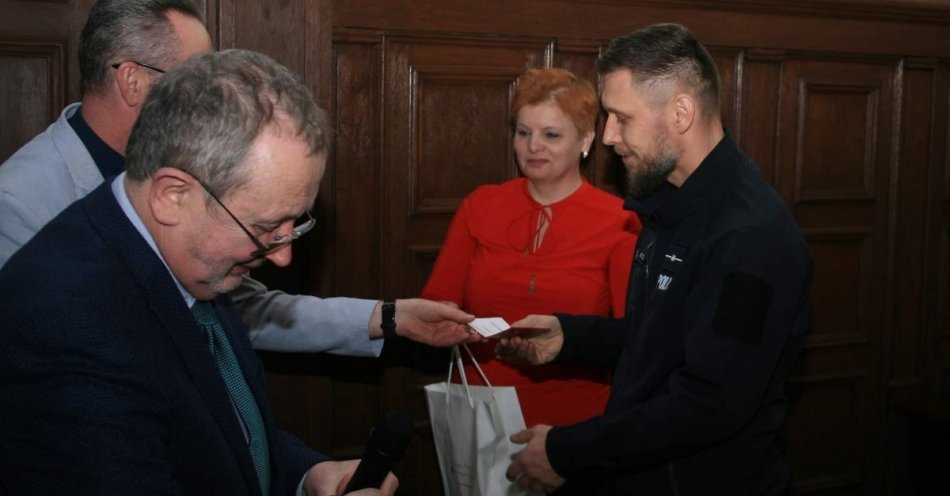 zdjęcie: Policjant z Posterunku Policji w Pieckach podzielił się najcenniejszym darem- dostał odznaczenie / fot. KPP w Mrągowie