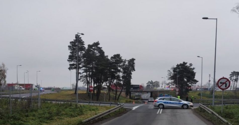 zdjęcie: Policjanci szukają świadków porannego zdarzenia w Szczytnicy, w wyniku którego śmierć poniósł 71-latek / fot. KPP w Bolesławcu
