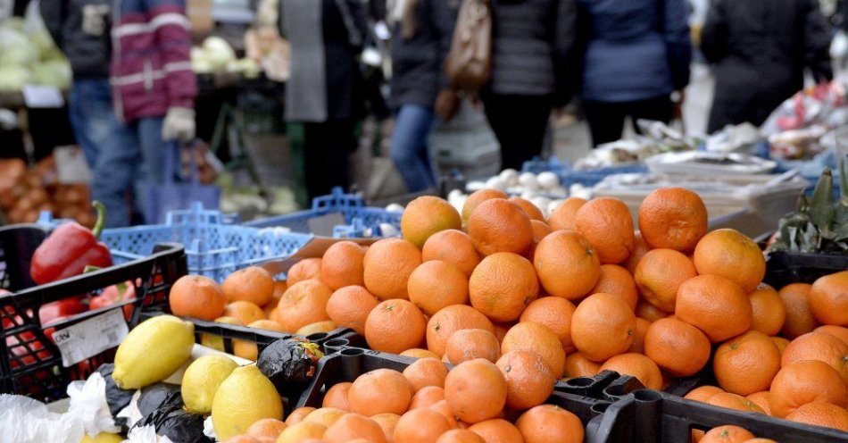zdjęcie: Ponad 1/3 badanych na Święta kupi mniej żywności i prezentów niż rok temu / fot. PAP