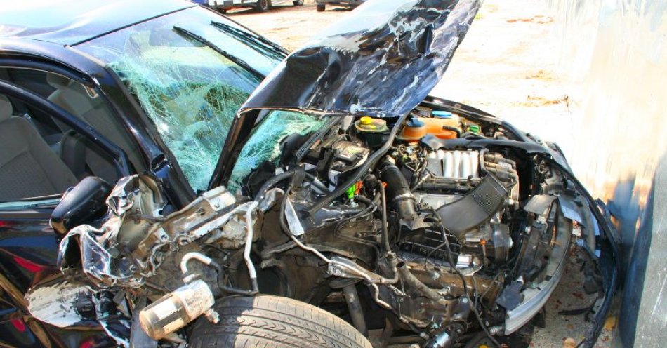 zdjęcie: Kolizja przez promile w organizmie / https://commons.wikimedia.org/wiki/File:Guy_Cobb_Car_Accident_2010.jpg#/media/File:Guy_Cobb_Car_Accident_2010.jpg