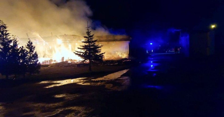 zdjęcie: Strażacy dogaszają pożar budynku z mieszkaniami dla obywateli Ukrainy / fot. PAP