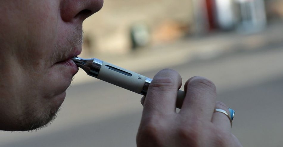 zdjęcie: Gliceryna i glikol nie zostaną uznane za płyn do e-papierosów / fot. PAP