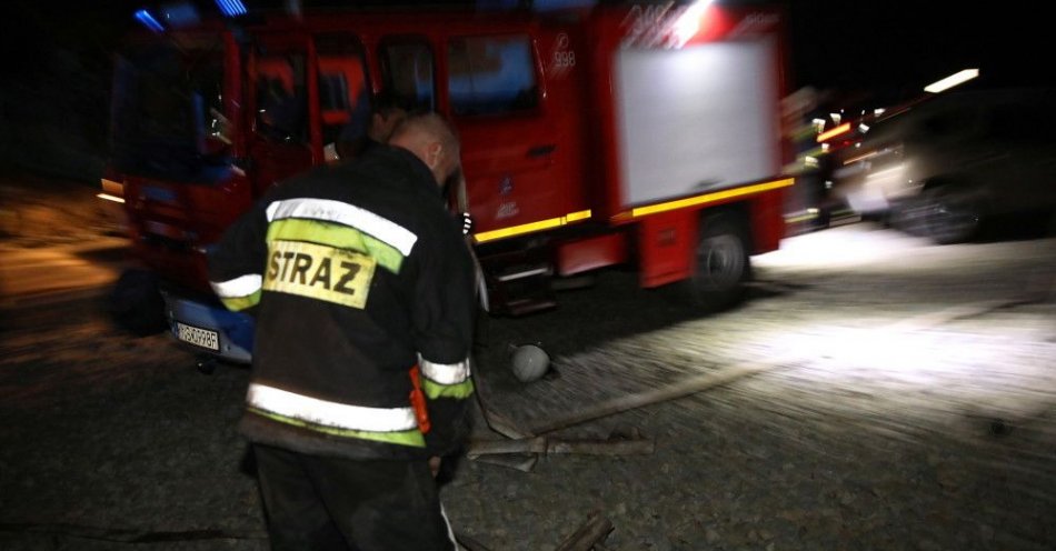 zdjęcie: Strażacy wyjęli spod gruzów domu w Ustroniu żywą kobietę / fot. PAP