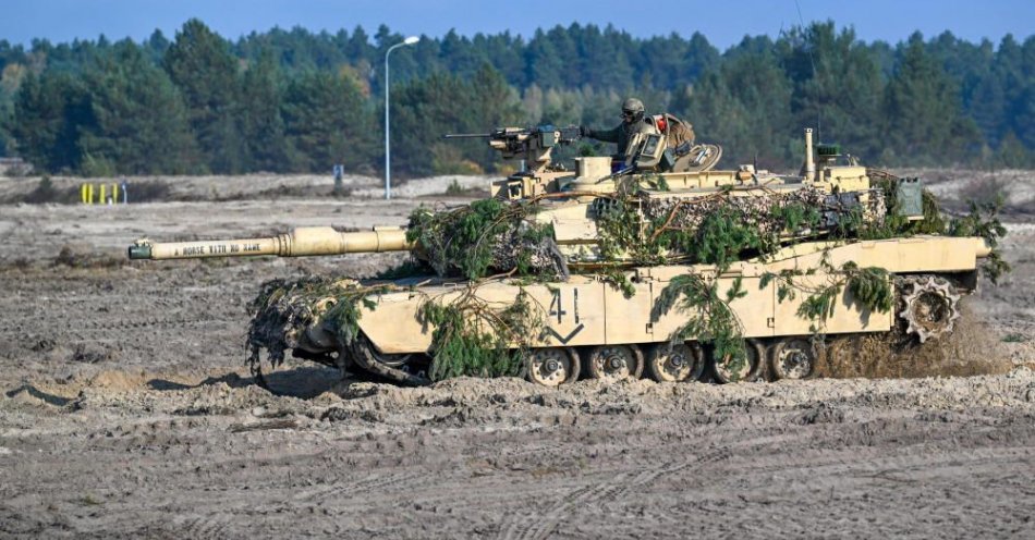 zdjęcie: Zgoda na sprzedaż używanych Abramsów pozwoli negocjować stopniowe zakupy amunicji / fot. PAP