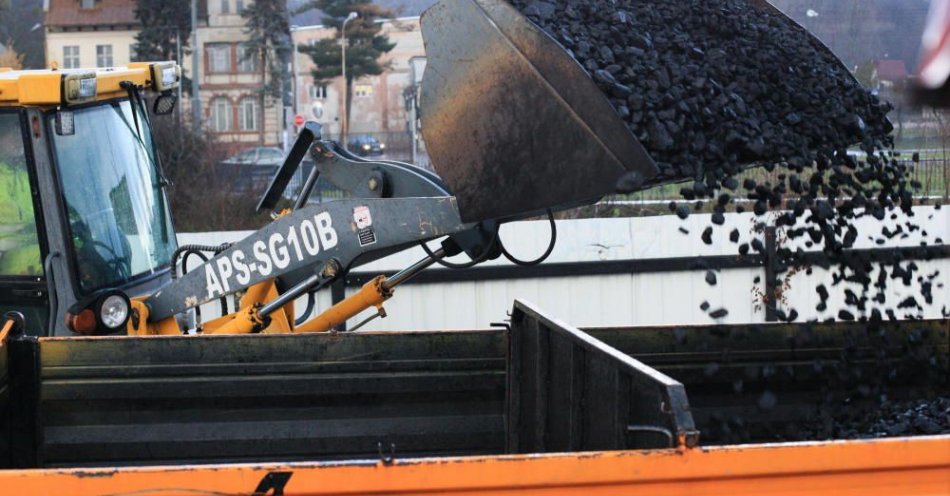 zdjęcie: PGG dostarczyła ponad 150 tys. ton węgla blisko 500 gminom / fot. PAP