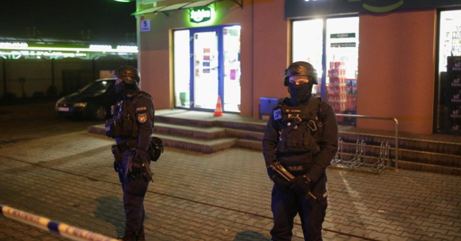 zdjęcie: Policja prowadzi czynności w sklepie, gdzie nożownik zabił kobietę / fot. PAP