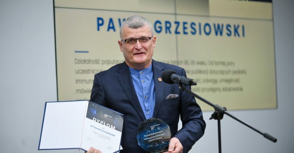 zdjęcie: Dr Paweł Grzesiowski z Nagrodą Główną w konkursie Popularyzator Nauki / fot. PAP