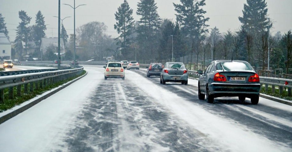 zdjęcie: Wszystkie drogi krajowe są przejezdne, prawie tysiąc pojazdów zimowego utrzymania wyjechało do pracy / fot. PAP