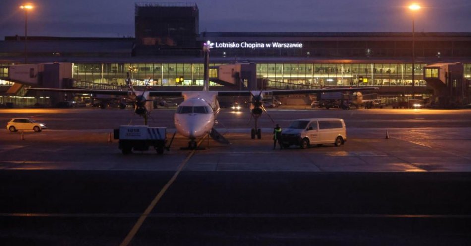 zdjęcie: Na lotnisku trwają działania służb w związku z możliwym zagrożeniem pirotechnicznym / fot. PAP