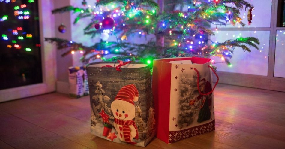 zdjęcie: Tylko 56 proc. Polaków spodziewa się otrzymać prezent świąteczny / fot. PAP