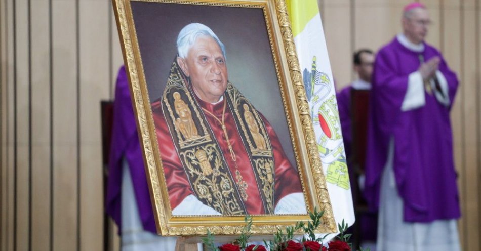 zdjęcie: Benedykt XVI z doświadczenia życia wyniósł przekonanie o konieczności więzi między wiarą a rozumem / fot. PAP