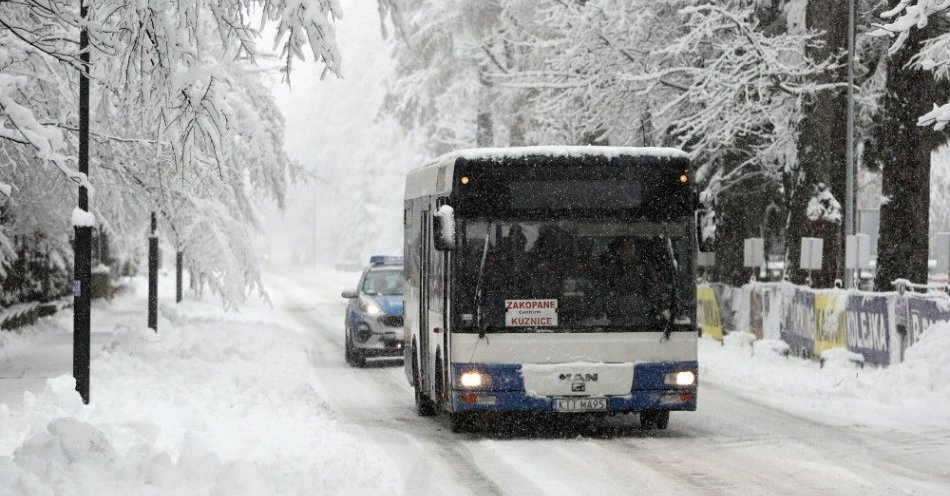 zdjęcie: W Tatrach powrót zimy; w Zakopanem 10 cm śniegu / fot. PAP