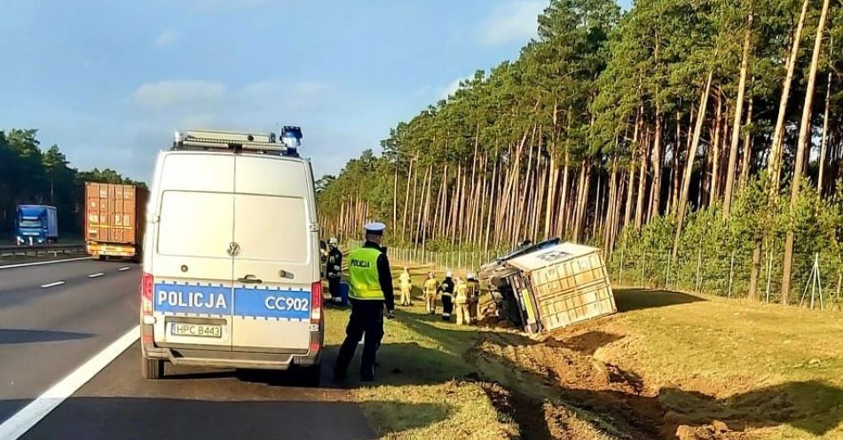 zdjęcie: Kierowca ciężarówki nie opanował pojazdu, bo... sięgał po napój / fot. KPP w Świeciu
