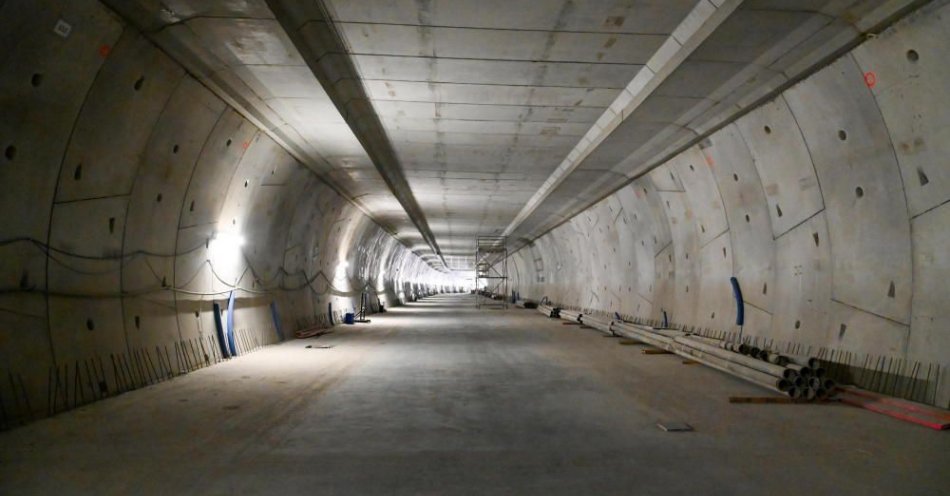 zdjęcie: Trwają przygotowania do wylewki asfaltu w tunelu pod Świną / fot. PAP