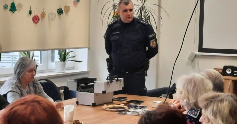 zdjęcie: Dzielnicowy na straży bezpieczeństwa seniorów / fot. KPP łódzkiego wschodniego