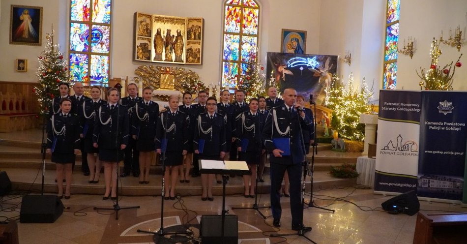 zdjęcie: Za nami przepiękny koncert kolęd w wykonaniu Chóru Policji Województwa Warmińsko – Mazurskiego / fot. KPP w Gołdapi