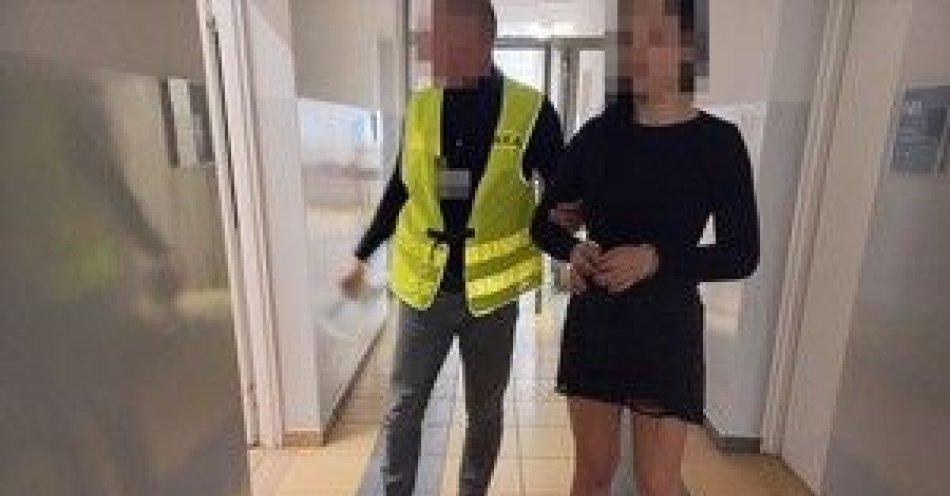 zdjęcie: Nietrzeźwa 19-latka wezwała Policję po czym nie chciała wpuścić policjantów do mieszkania, wyzywała ich a na koniec proponowała łapówkę / fot. KMP w Legnicy