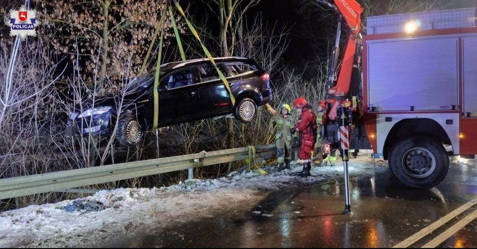 zdjęcie: Policjanci uratowali kierowcę, który wjechał do rzeki! / fot. KPP Puławy