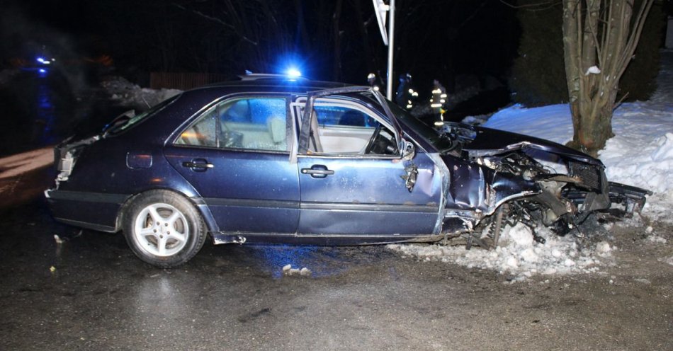 zdjęcie: W wypadku drogowym w miejscowości Łosie zginął pasażer pojazdu / fot. KMP w Gorlicach