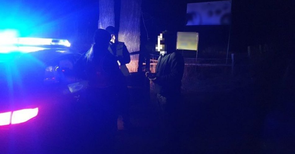 zdjęcie: Lwóweccy policjanci odwieźli mężczyznę do noclegowni / fot. KPP w Lwówku Śląskim