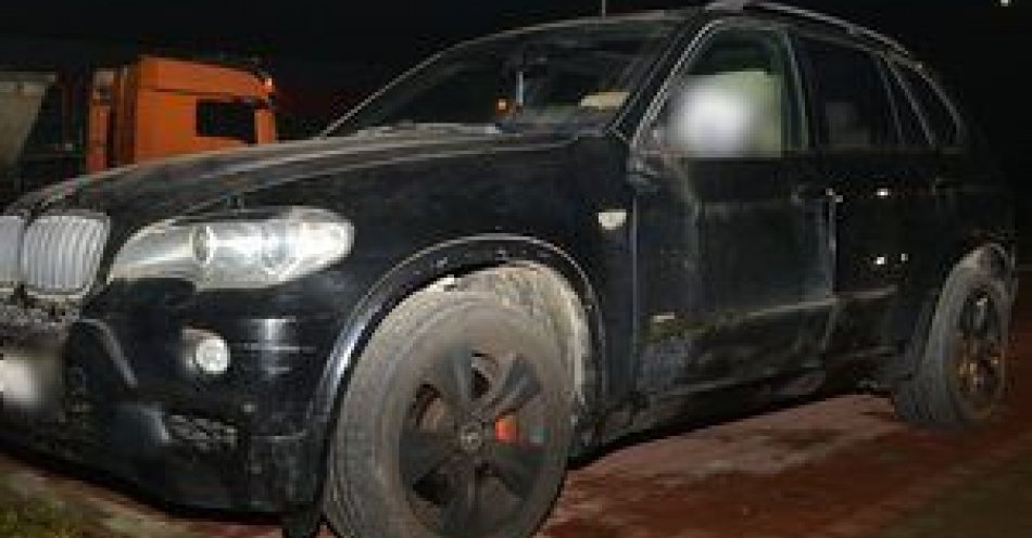 zdjęcie: Policjanci odzyskali skradziony pojazd marki BMW, są zarzuty dla podejrzanych / fot. KMP w Wrocławiu