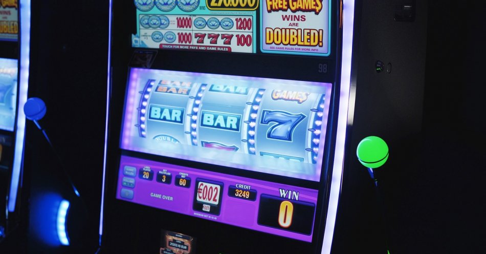 zdjęcie: Nielegalny hazard – policjanci zatrzymali 5 osób, przejęli automaty o wartości 684 tys. złotych i gotówkę pochodzącą z nielegalnego procederu / pixabay/2732934