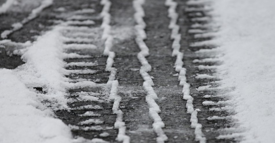 zdjęcie: Zajeżdżony śnieg i błoto pośniegowe na części dróg wojewódzkich / pixabay/3148803