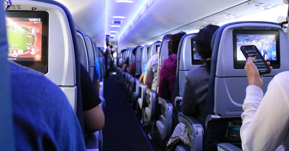 zdjęcie: Pasażer oddał mocz na drzwi samolotu, został wpisany na czarną listę / pixabay/4516478