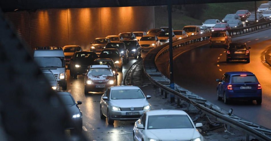 zdjęcie: Zakaz ruchu starych aut również dla mieszkańców strefy czystego transportu / fot. PAP