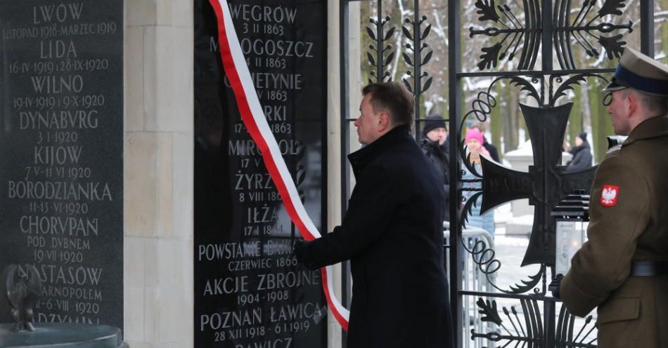 zdjęcie: Szef MON odsłonił tablicę pamiątkową poświęconą bitwie pod Węgrowem / fot. PAP